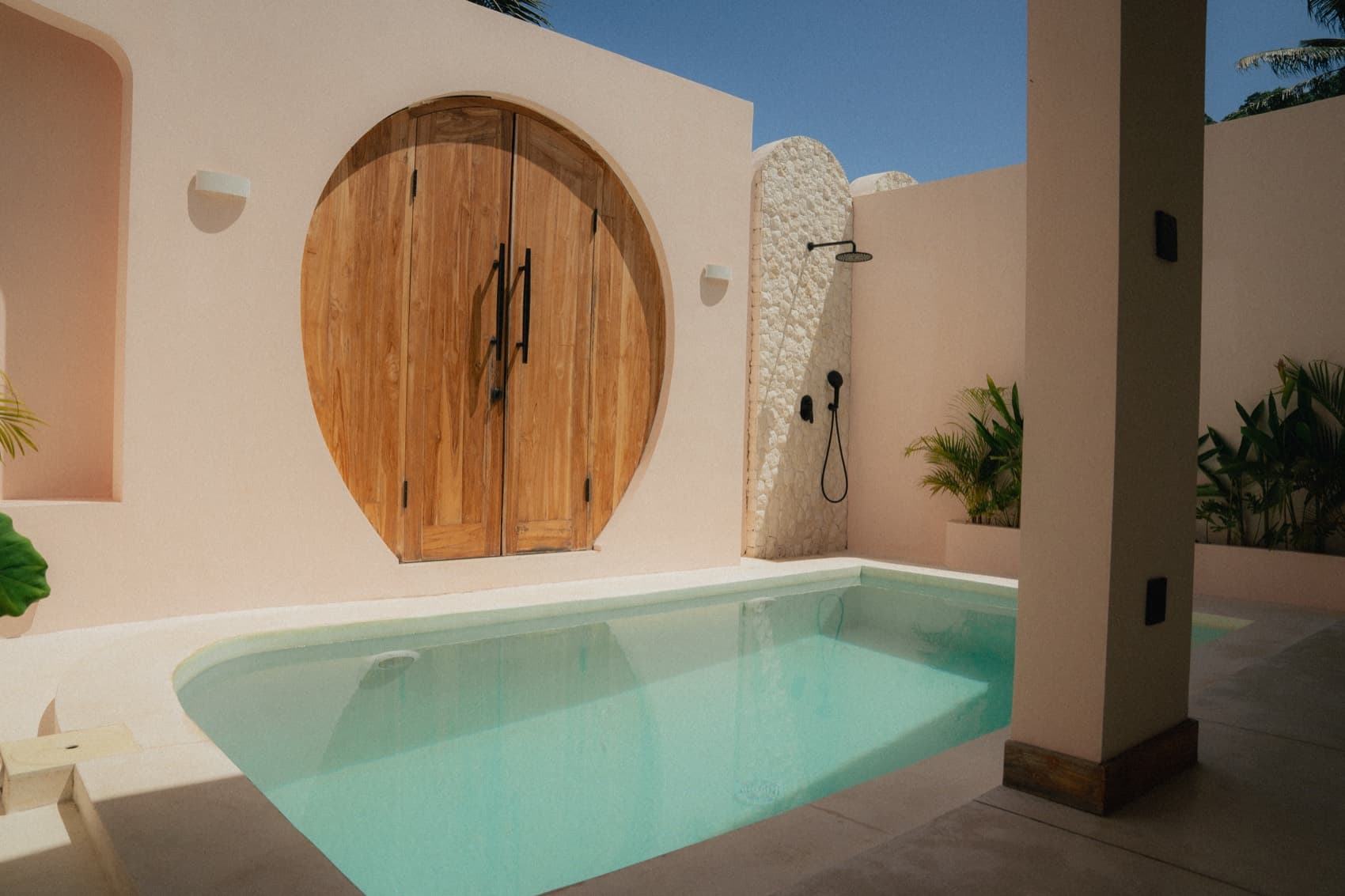 Piscina y muro de piedra de una villa
